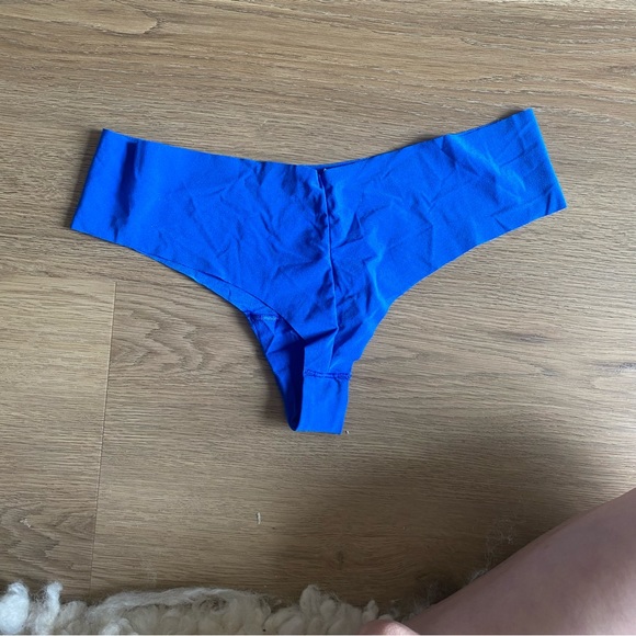 VS Pink Thong - Picture 2 of 3